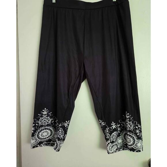 $10 "Midnight Bloom Capri Pants" - Picture 1 of 2